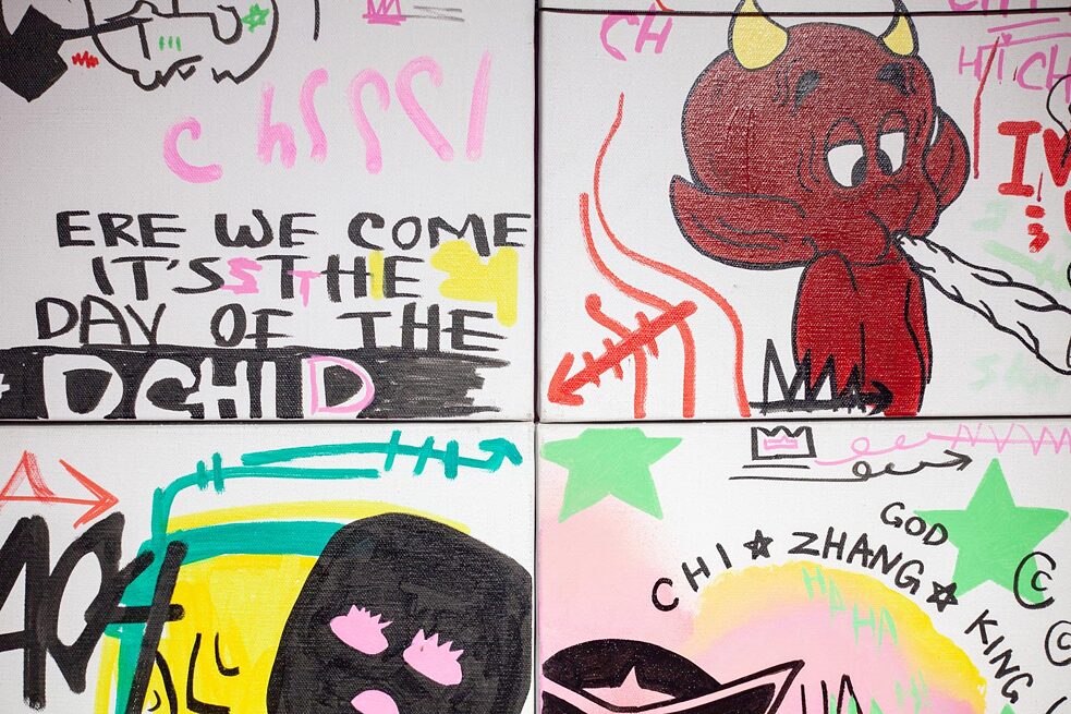 B06 Space | B06空间 zeigte Hello! Master: Artist Textiles: Picasso to Warhol 从毕加索到安迪·沃霍尔的时尚奇迹, 8.8.–5.11.2023. Zhang Chi 张驰: (v.l.n.r., o.n.u.) Et | Et. / Eyes 眼. / Wukong 悟空. / Hi | Hi. Vier verschiedene Arbeiten, Detail, alle: 100x100 cm, Leinen, Akryl, fluoreszierende Farbe, verschiedene Materialien, 2018.
