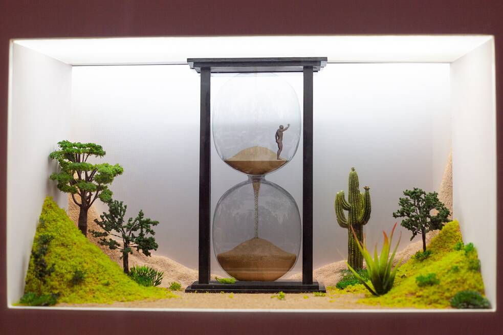 Das Zero Art Center 零艺术中心 zeigte in der Reihe Zero Femine Art+ | Zero女性艺术+ die Gruppenausstellung Nest Planning 倾巢计划, 1.10.–5.11.2023. Yue Yanna 岳艳娜: Zeit-Serie mit dem Werk Sanduhr 时间系列作品之沙漏. 40x58x38 cm, verschiedene Materialien, 2022.