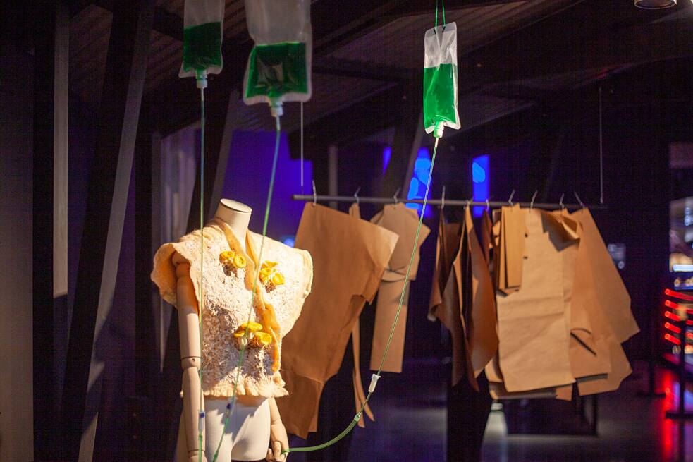 Hyundai Motorstudio Beijing 现代汽车文化中心 zeigte die Gruppenausstellung The Animal Farm Simulator 动物农场模拟器, 28.4.–8.10.2023. Paula Ulargui Escalona 保拉·乌拉吉·埃斯卡洛纳: Mutualist Nature 互惠自然. O. A., verschiedene Materialien, 2020.