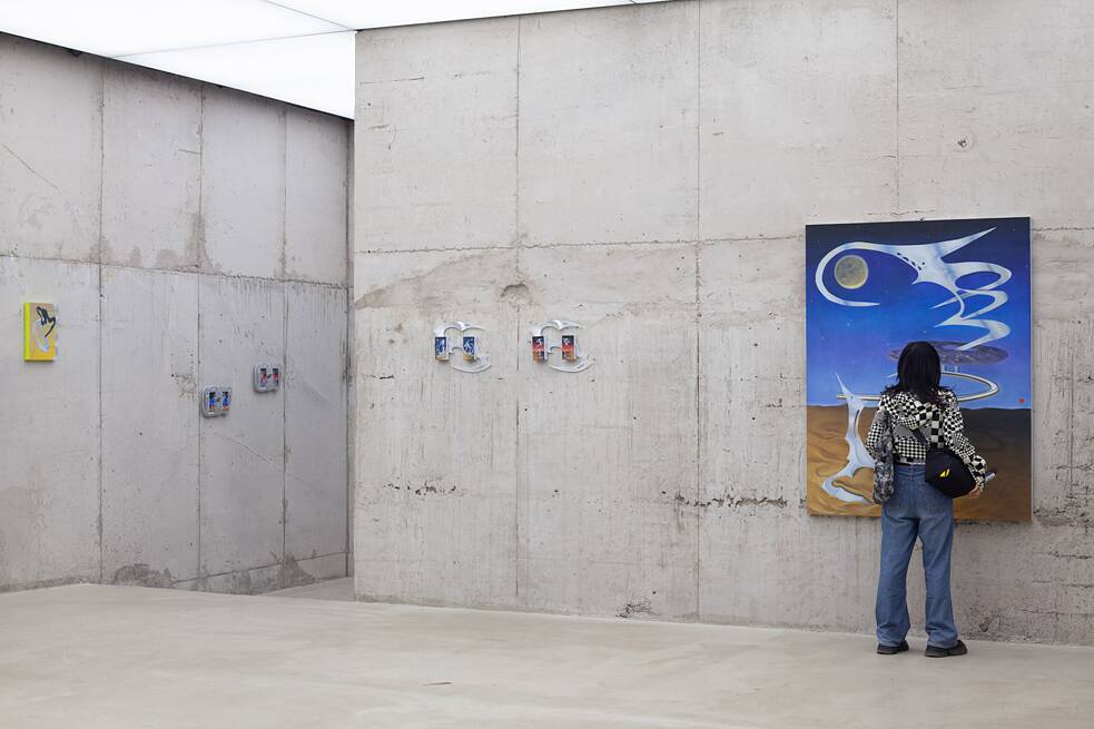 Simulacra zeigte von Wu Linghao 吴凌昊: Hinterland @ Through Stomach Surgery¿¿Table Dipped in Soaked //// Blue 辛特兰@穿过胃部手术¿¿台浸泡着////蓝色, 16.9.–8.10.2023. Installationsansicht 展场.