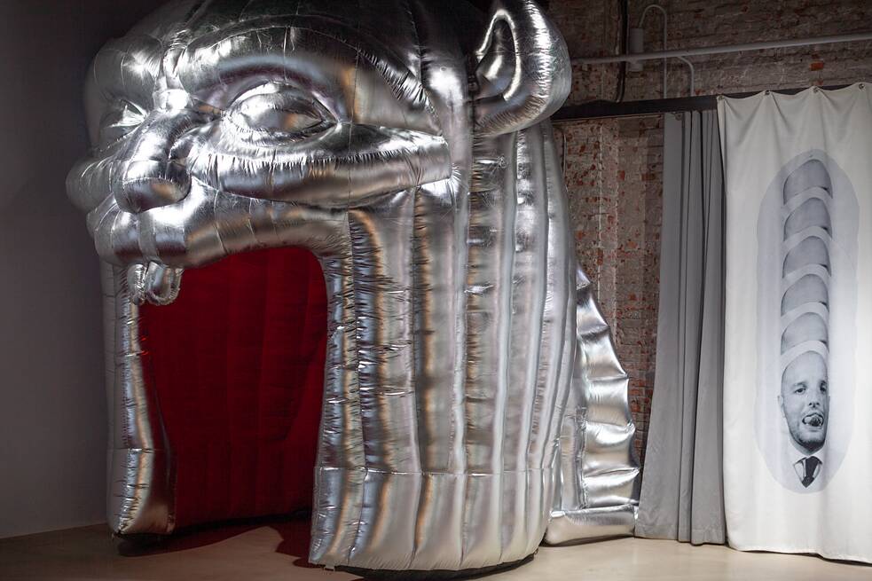 Hua International 户尔空间 zeigte von Alfredo Aceto und Jenkin van Zyl: A Curtain, that Is a Room on Uranus 一帘帷幕，即是天王星上的一间房间, 23.9.–21.10.2023. (Links 左:) Jenkin van Zyl: Palace of Wasted Footsteps 徒劳脚步的宫殿. O. A., Generator, Gebläse, 3 Editionen, 2023. (Rechts 右:) Alfredo Aceto: Egg Man 蛋人. 315x150 cm x11, o. A., 3 Editionen, 2023.