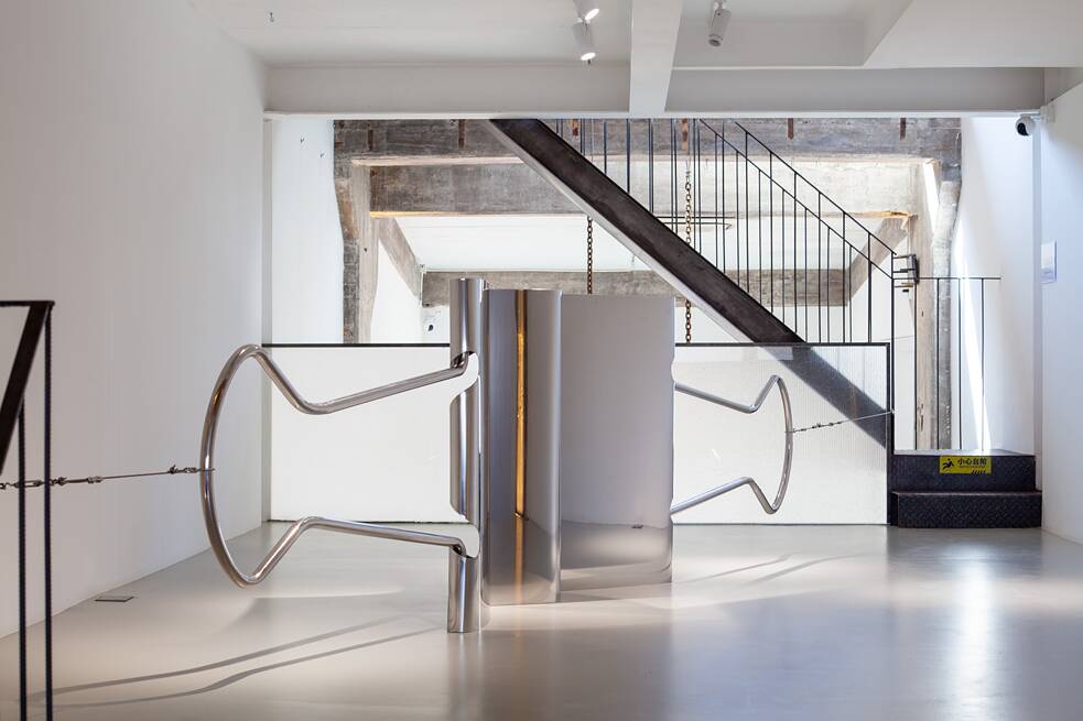 One Gallery 一艺术中心 zeigte als Eröffnungsausstellung die des Galeriebesitzers Qiao Zhenyi 乔振一: The Density of Confusion 惑之密度, kuratiert von Du Xiyun 杜曦云, 29.9.–28.10.2023. Qiao Zhenyi 乔振一: Tug of War 拔河. 120x300x70 cm, Edelstahl, 2023.