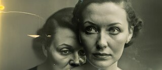La 'photo' primée, intitulée « Pseudomnesia : The Electrician », pour laquelle Boris Eldagsen a reçu le Sony World Photography Award dans la catégorie "Creative". Eldagsen a décrit l'image comme "un portrait en noir et blanc saisissant de deux femmes de générations différentes, qui rappelle le langage visuel des portraits de famille des années 1940". Il l'a créée à l'aide du générateur d'images DALL-E 2 d'OpenAI.