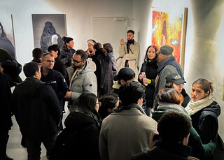 Besucher*innen versammeln sich zur Ausstellungseröffnung in der ACUD Galerie