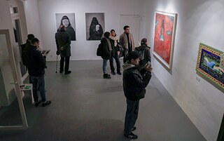 Ausstellungsbesucher*innen betrachten die ausgestellten Werke in der ACUD Galerie