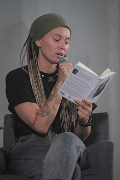 Поетеса Ярина Чорногуз читає зі сцени поезію