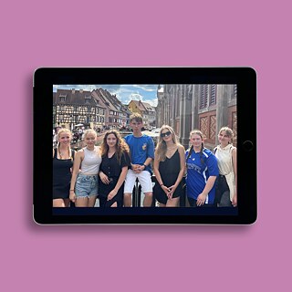  Gruppenfoto mit Jugendlichen aus Estland in der Altstadt von Freiburg.