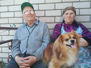 Rindokas in seinem Haus in Jovarai. 