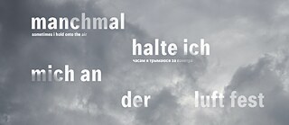 Die Ausstellung „manchmal halte ich mich an der luft fest“ zeigt Werke belarusischer Künstler*innen | Grafik: © Johny Goerend