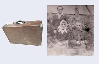 Pranas Rindokas su savo tėvais Marcijona ir Kazimieru. Tėvai sėdi ant suolelio, Pranas stovi už mamos nugaros. Fotografuota Gulbiškiuose, darželyje prie jų sodybos, prieš pat Prano areštą ir tėvų ištrėmimą, 1950 m.