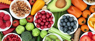 Verschiedene frische Früchte, Gemüse und Nüsse