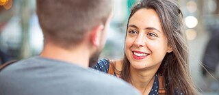 Zwei Personen im Gespräch im Freien