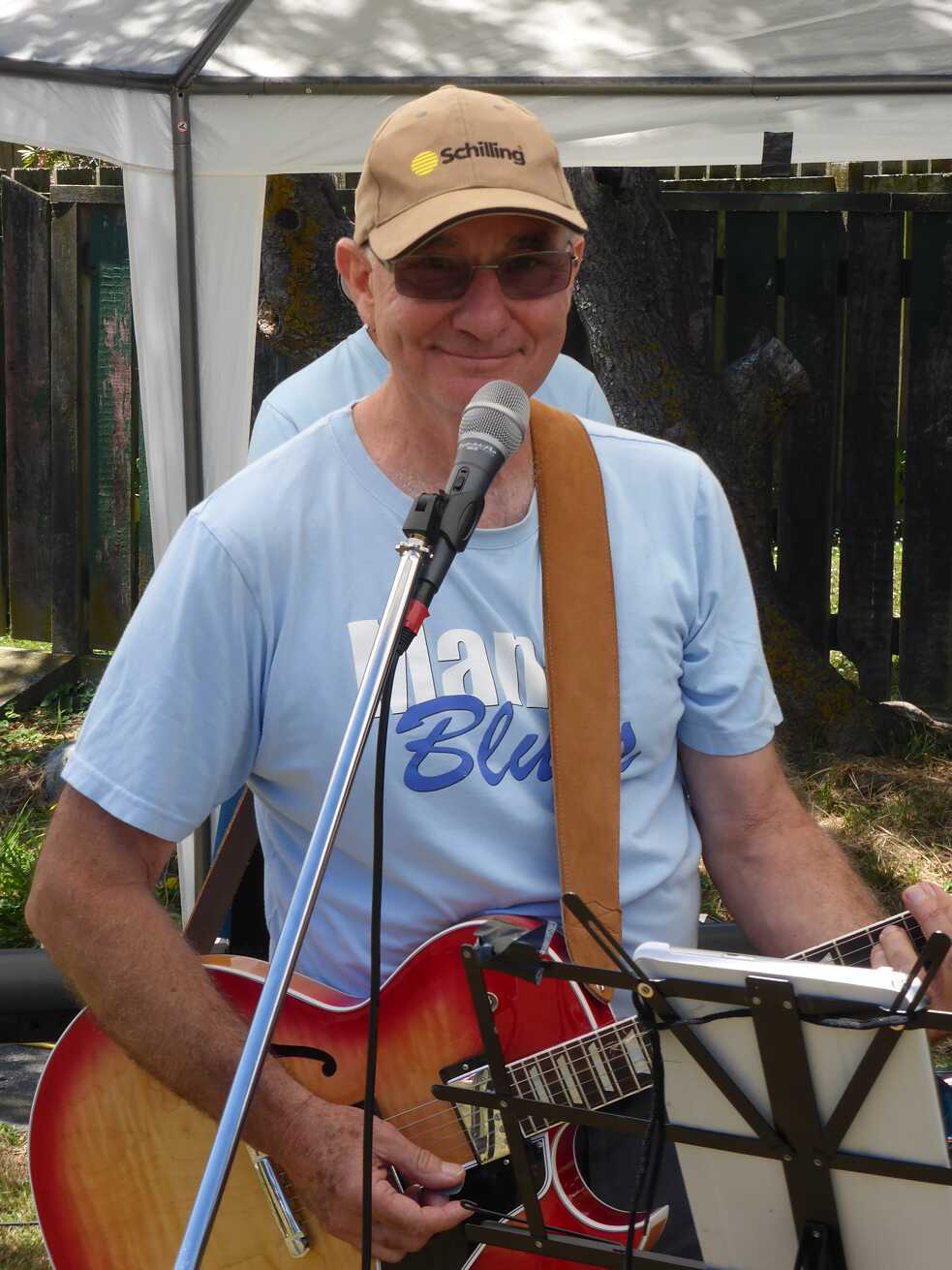 Dave Lowe mit Mikro