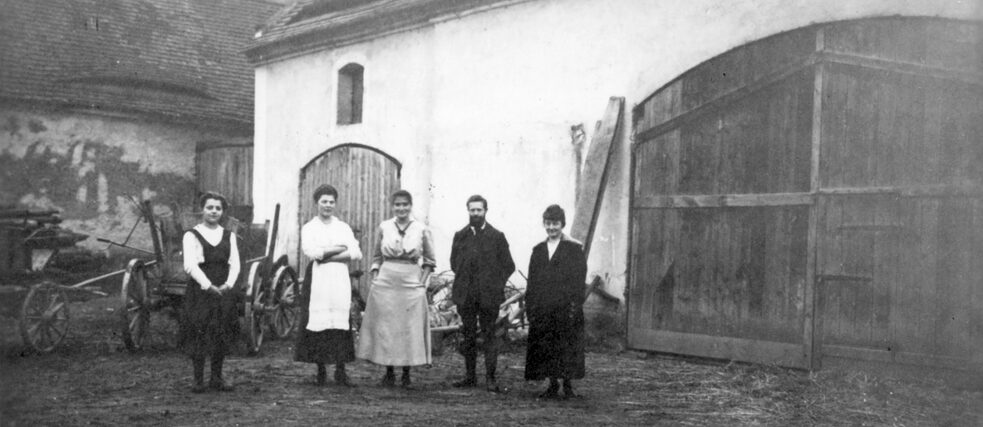 Auf dem Gütchen von Ottla Kafka in Zürau: Kafkas Sekretärin Julie Kaiser, Schwester Ottla, Cousine Irma, Augustin Kopal, Bräutigam Julie Kaisers, Mařenka, eine Hilfe aus dem Dorf. Das Foto wurde im November 1917 höchstwahrscheinlich von Franz Kafka aufgenommen.