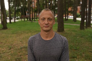 Iwan posiert für ein Porträt, das für ein Dokument benötigt wird. 