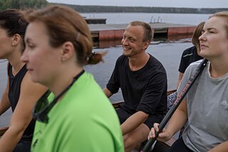 Iwan und seine Mannschaft im Drachenboot.