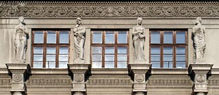 ©commons.wikimedia.org (Vier Musen - Fassade der Universität Bukarest - Bildhauer Emil Wilhelm Becker