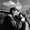 Renate Blume und Eberhard Esche umarmen sich unter einer Brücke