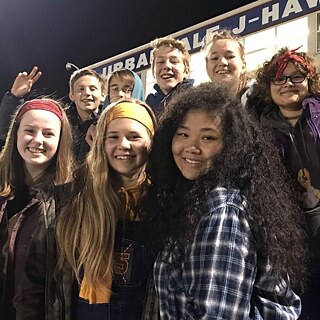 Selfie mit vier Personen , im Hintergrund sonniger, blau-weißer Himmel