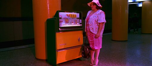 Marianne Sägebrecht se tient debout près d’un distributeur automatique de snacks dans le métro munichois.