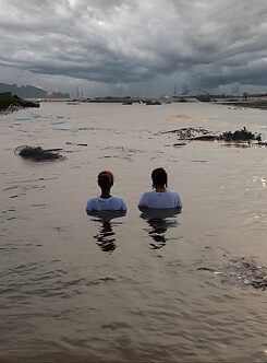 Ins kalte Wasser geworfen