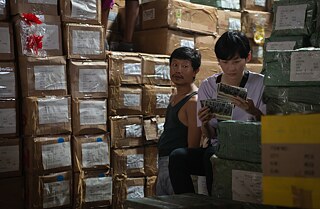 Wang Shin-Hong, Chen Xiao Xin in "Dormir de olhos abertos / Sleep with Your Eyes Open" by Nele Wohlatz