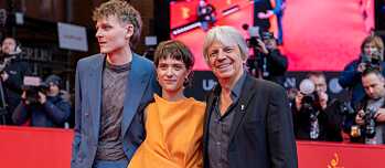 „In Liebe, Eure Hilde”: Johannes Hegemann und Liv Lisa Fries mit Regisseur Andreas Dresen bei der Premiere