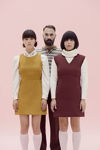 „Hijos de…“ (Kinder von…) von Claudia Hidalgo in der Regie von Fernando Ocampo. Ensemble: María José Contesse, Caro Quito und Alonso Torres