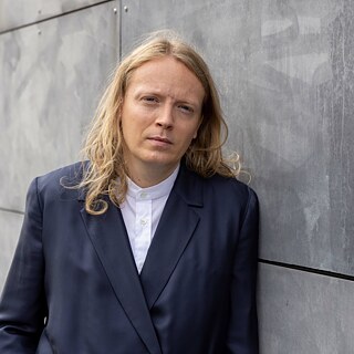 Der Autor und Psychologe Glenn Bech, der sich viele Jahre seiner Herkunft aus der Arbeiterklasse schämte, steht einer homophoben Gesellschaft ebenso kritisch gegenüber wie einer Kunstszene, die sich mit dem schwulen Schriftsteller aus der Provinz schmücken möchte.