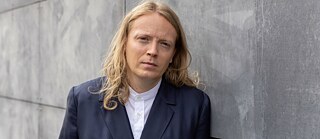 Der Autor und Psychologe Glenn Bech, der sich viele Jahre seiner Herkunft aus der Arbeiterklasse schämte, steht einer homophoben Gesellschaft ebenso kritisch gegenüber wie einer Kunstszene, die sich mit dem schwulen Schriftsteller aus der Provinz schmücken möchte.