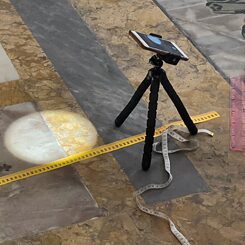 Filmstill aus „Soliloquio” von Heike Baranowsky: Sonnenfleck das über den Marmorfußboden der Kirche Santa Maria degli Angeli e dei Martiri in Rom wandert