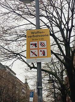 „Zóna se zákazem nošení zbraní“ ve frankfurtské Nádražní čtvrti.