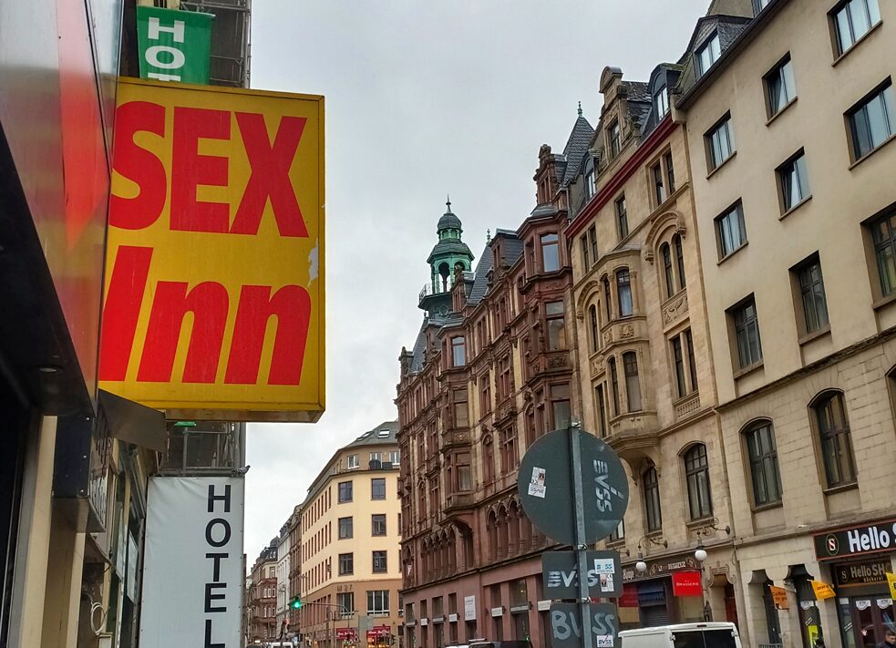 Otevřená drogová scéna a prostituce poznamenávají obraz frankfurtské nádražní čtvrti už po několik desetiletí. 