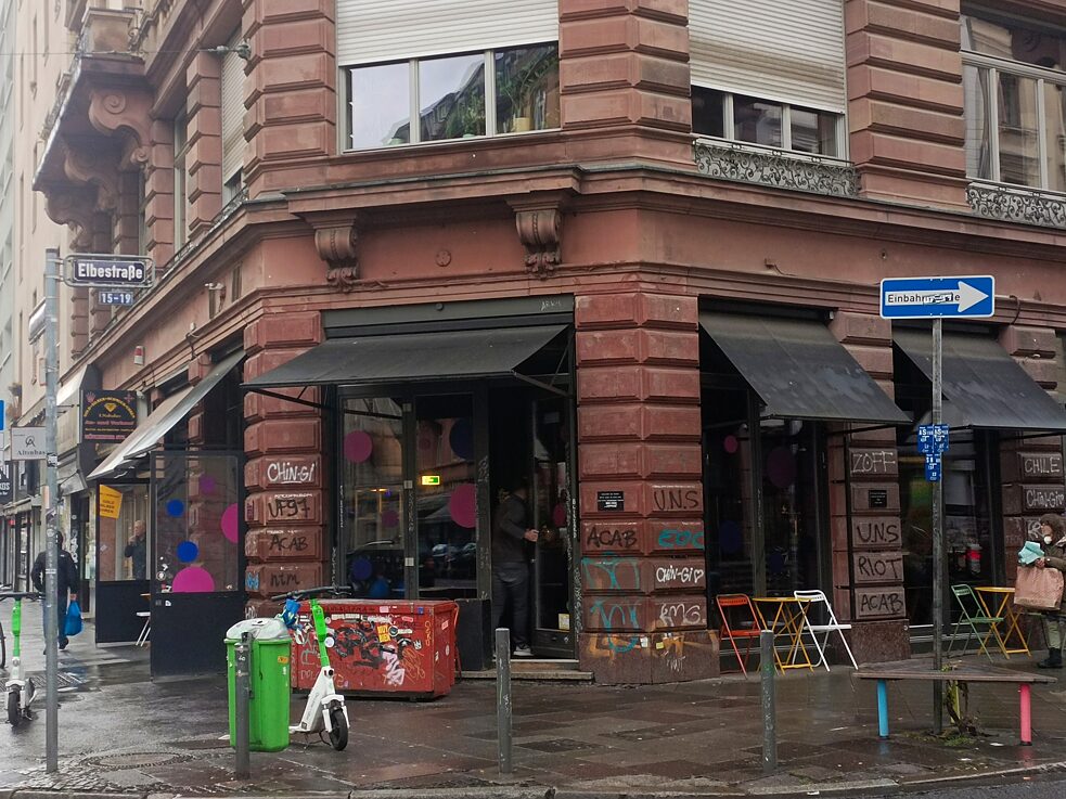Café-bar Plank byl otevřen v roce 2010 a existuje dodnes. Byla první typickou „gentrifikační restaurací“ ve Frankfurtské Nádražní čtvrti. Nyní se zde nacházejí desítky kaváren, barů, kiosků, ateliérů a dalších krámků, které se orientují především na hipsterské a kreativní publikum.