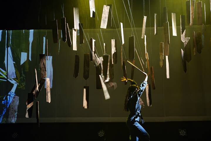 “Minga de una casa en ruinas” de Ébana Garín, bajo la dirección de Ébana Garín y Luis Guenel. Elenco: Ébana Garín