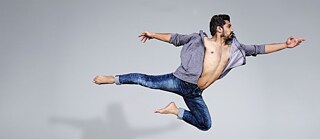 Nuotraukoje užfiksuota akimirka kai šokėjas pašokęs į viršų tarsi skrenda ore.