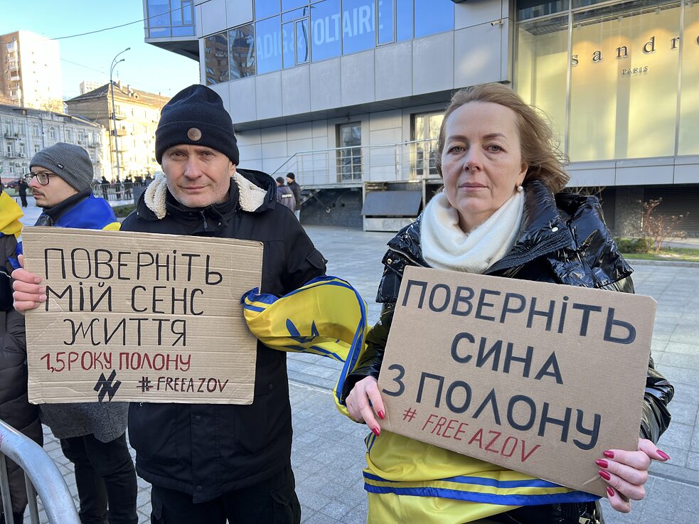 Jana aus Kyjiw wartet darauf, dass ihr 30-jähriger Sohn Wsewolod aus der Gefangenschaft entlassen wird. Er ist seit 2015 im Regiment Asow. Oleksandr (links im Bild) kommt aus dem inzwischen besetzten Sjewjerodonetsk. Auch sein 24-jähriger Sohn Wadym Tsolan ist in russischer Gefangenschaft.