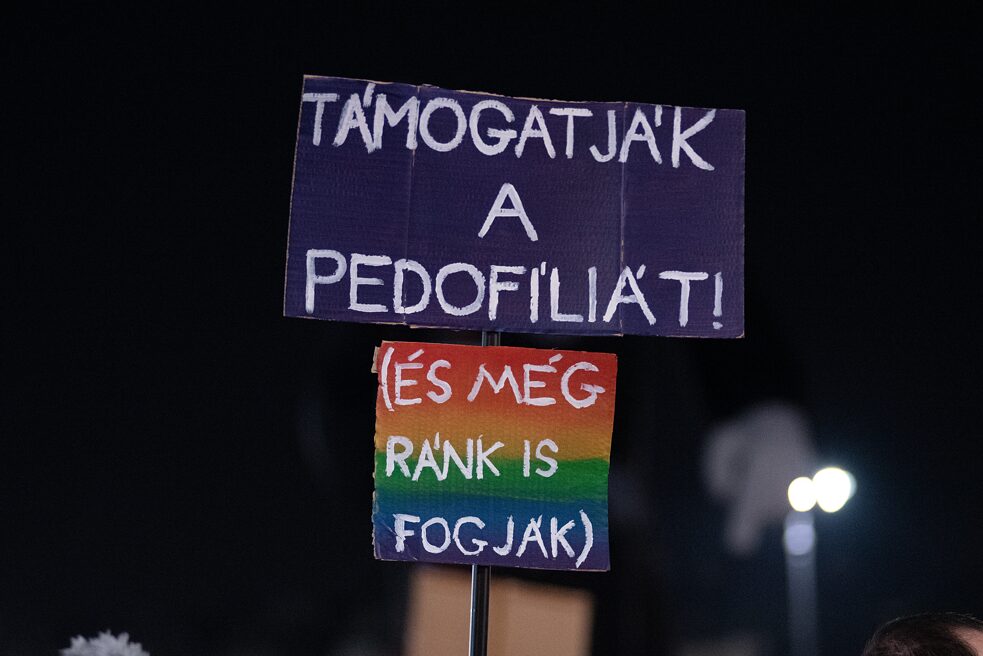 „Podporujú pedofíliu. (A obviňujú z nej nás.)“ Tento plagát naráža na skutočnosť, že maďarská vláda vo svojej rétorike často stotožňuje homosexualitu a pedofíliu.