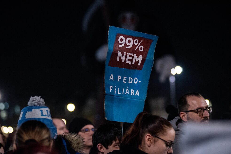 „99 % Nein zu Pädophilie“: Dieses Plakat spielt auf Billboards an, die in ganz Ungarn Propaganda von Orbáns Partei verbreiten. Fidesz hat im vergangenen Jahr 43 Millionen Euro für Kommunikation ausgegeben.