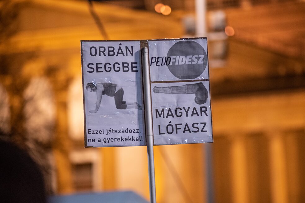 Maďarská vláda Fideszu pod vedením Viktora Orbána bola ostro kritizovaná na plagátoch, ktoré vyvesili demonštranti. Na tomto je napísané: „Orbán do riti / Hrajte sa s tým a nie s našimi deťmi! / Pedofidesz / Maďarský konský penis“