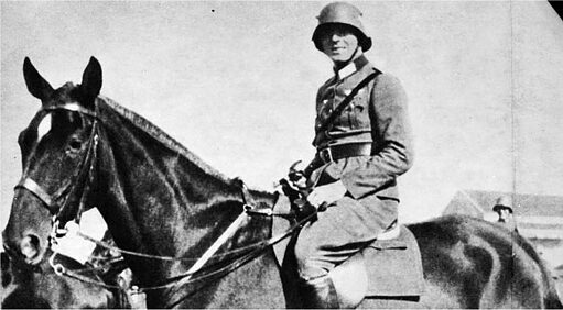 Stauffenberg sitzt in Uniform auf einem Pferd