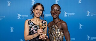 Goldener Bär für den Besten Film „Dahomey” von Mati Diop, hier mit Jurypräsidentin Lupita Nyong'o