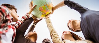 Menschen halten einen Globus