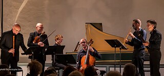 Ein Orchester spielt