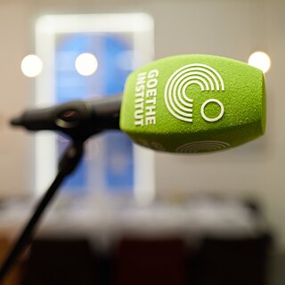 Nahaufnahme eines Mikrophons mit dem Logo des Goethe-Instituts.