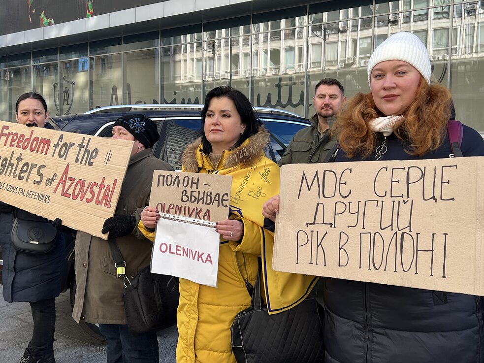 Tetiana (in der Mitte mit der gelben Jacke) ist die Schwester von Dmytro Bukarjow, einem Opfer des Terroranschlags in Oleniwka.