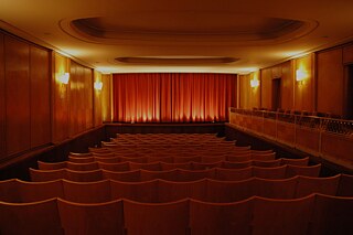 Beleuchteter, festlicher, vertäfelter Filmvorführraum