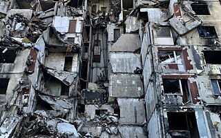Zničená bytovka na sídlisku Saltovka v Charkove.
