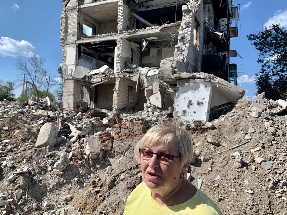 Ein zerstörtes Wohnhaus in der Stadt Isjum, die die Ukrainer*innen von der russischen Besatzung befreiten.