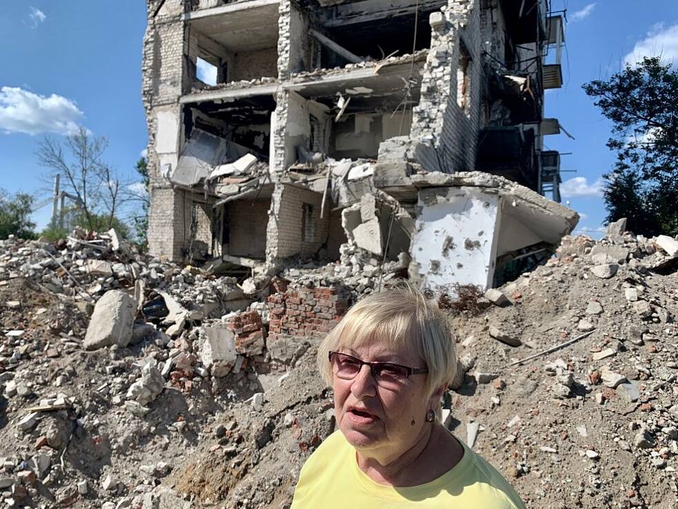 Zničená bytovka v meste Izium na východe, ktoré Ukrajinci oslobodili spod ruskej okupácie.